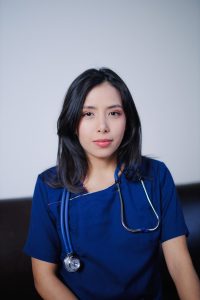 医疗日剧封面，手术室蓝绿色调，医生团队专注手术，体现日剧医疗类型的专业严谨与人文关怀